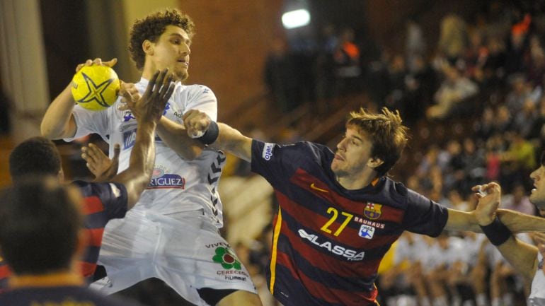 Acacio Marqués intenta un lanzamiento ante Viran Morros