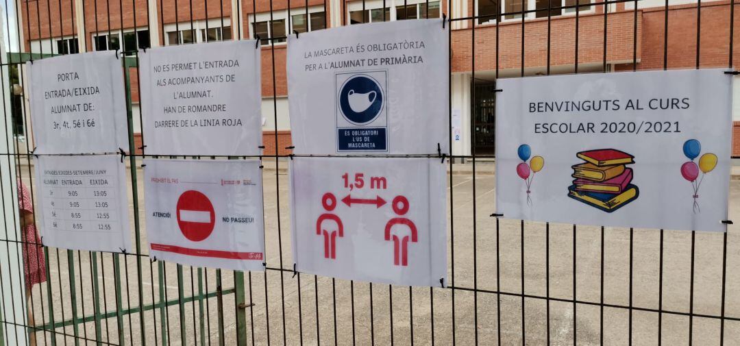 Información sobre medidas en la entrada de un colegio de Castelló