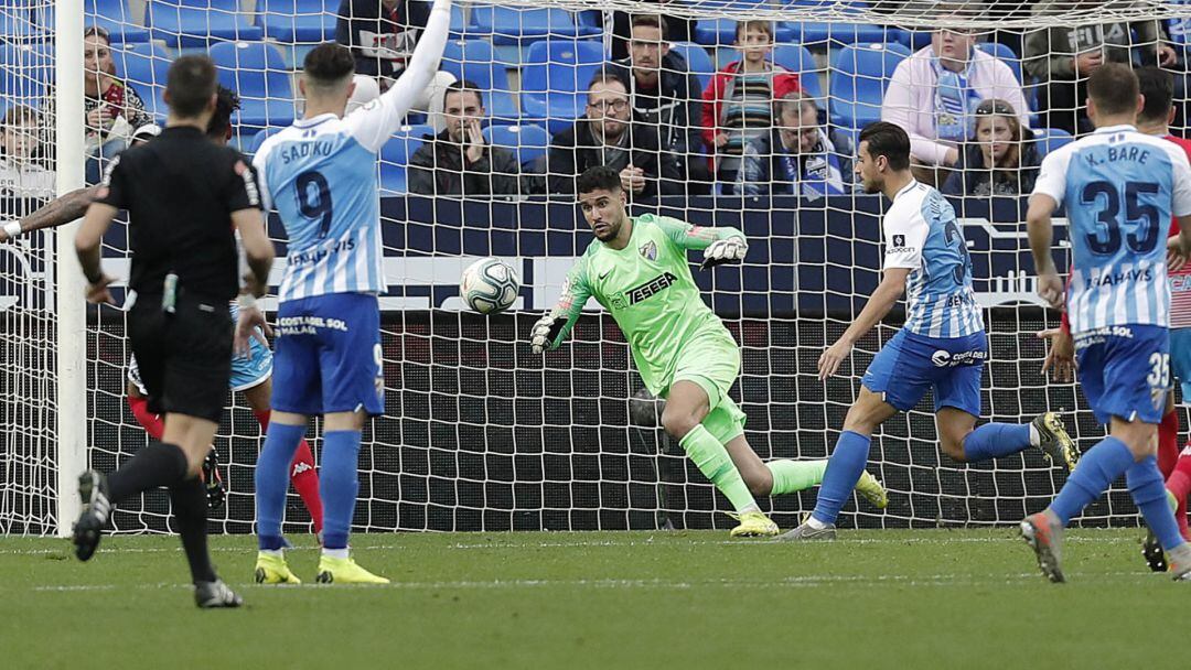 Munir intenta detener el balón en un partido de la pasada temporada