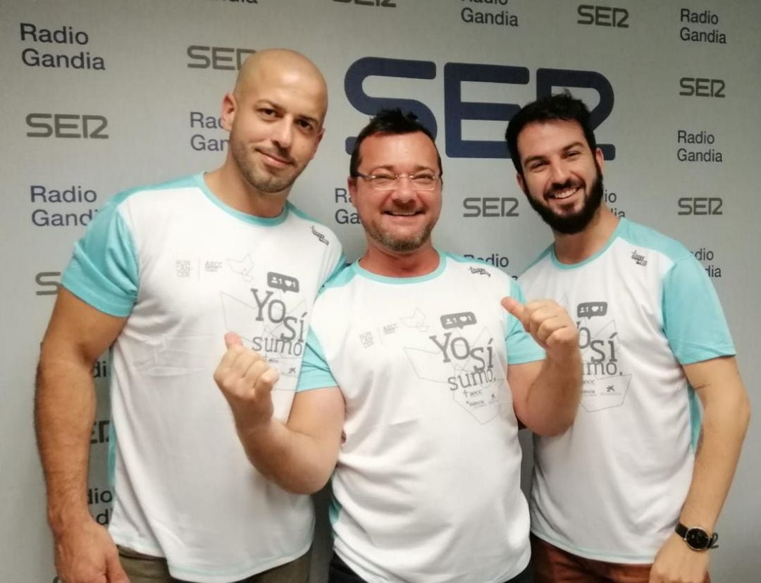 Marc Oliva, Daniel Ardid y Jordi Català con las camisetas oficiales en los preparativos de la retransmisión.