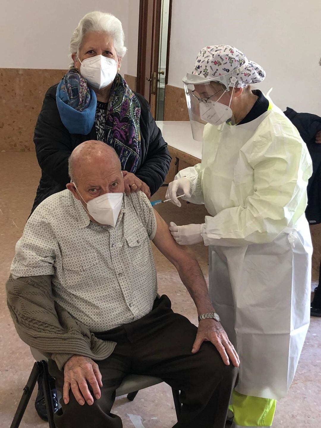 Los mayores de 80 años reciben la vacuna contra la COVID