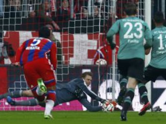 Neuer detiene el penalti lanzado por Eric Maxim Choupo-Moting