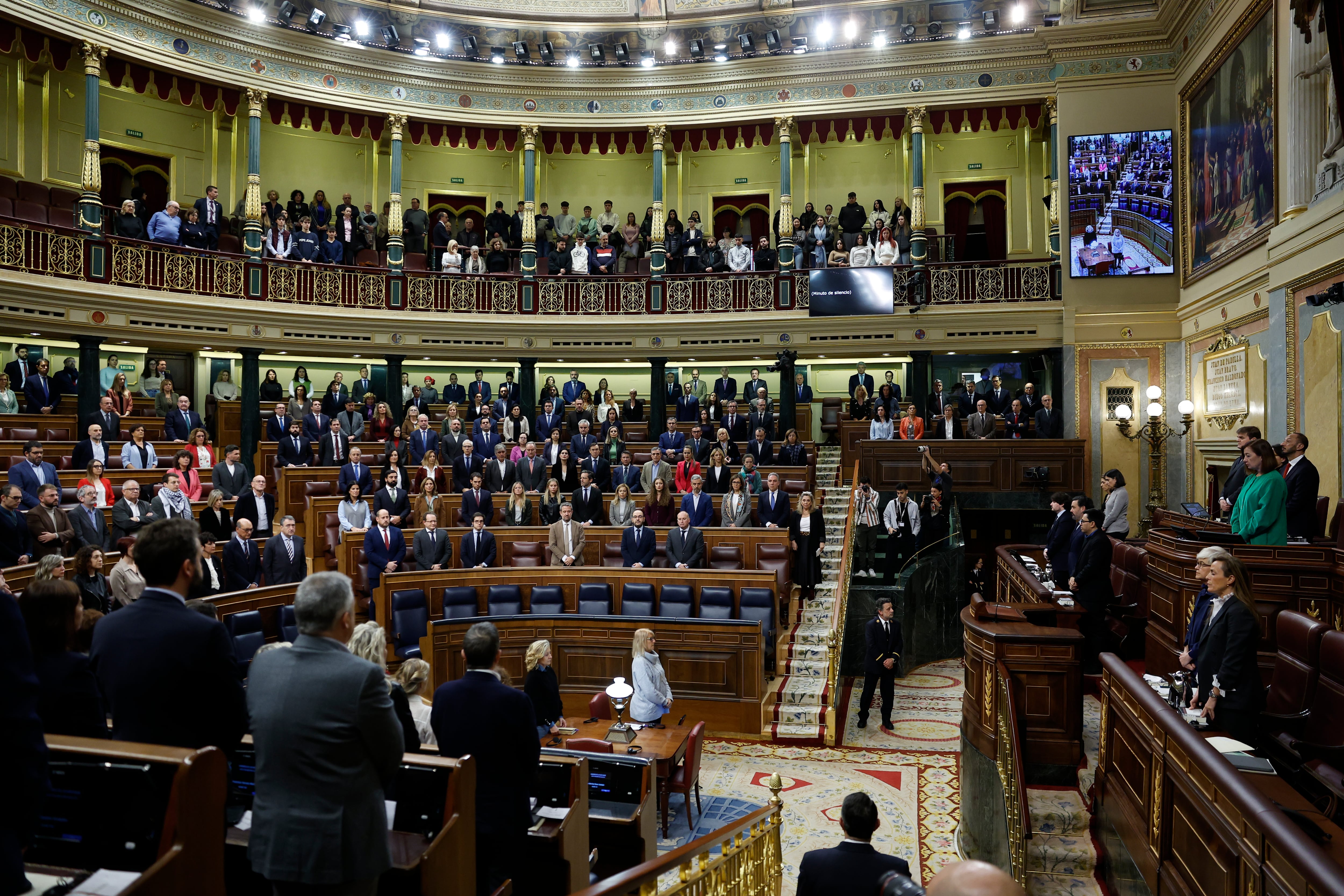 Minuto de silencio por el crimen machista del asesinato de María Celeste, de 46 años, en Estepa (Sevilla), previo al pleno en el Congreso.