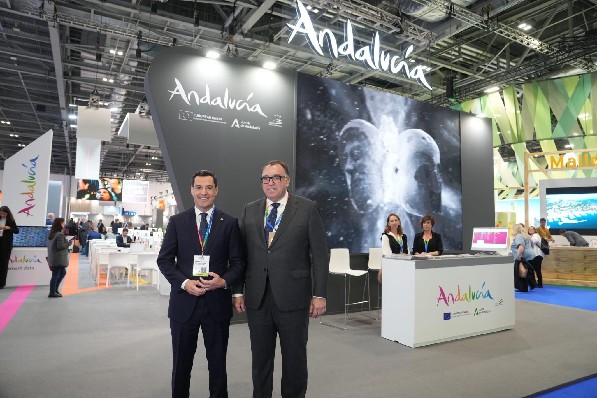 Moreno Bonilla y el consejero de Turismo, Arturo Bernal, en el expositor de Andalucía en la WTM