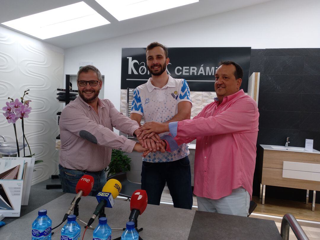 Alfredo Cabrerizo, Marcelo Hister y Santiago Martín (gerente de Komik Cerámicas), en la presentación del jugador.