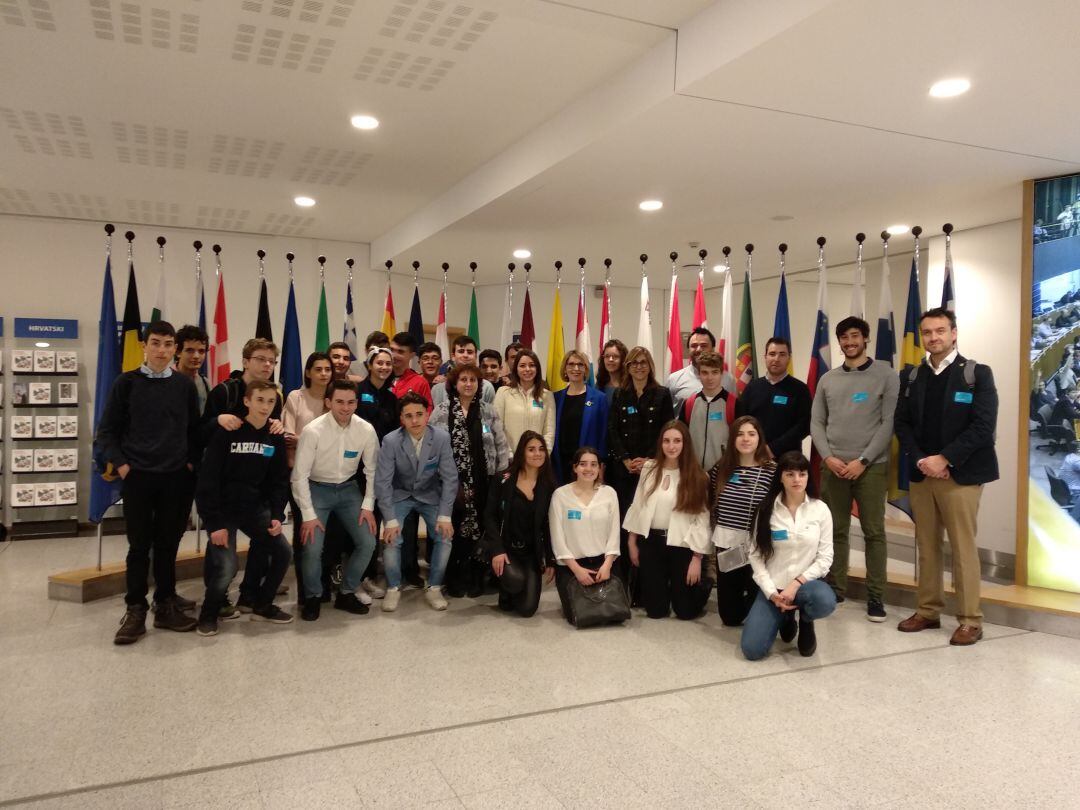 Alunnos y alumnas de San Gabriel a la entrada del Parlamento Europeo con el resto de la delegación ribereña que les ha acompañado y la eurodiptuada Beatriz Becerra de azul y negro en el centro