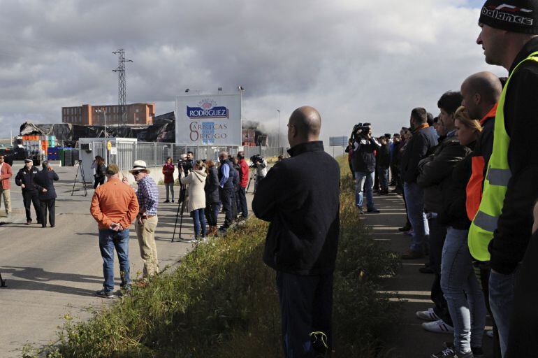 Trabajadores de la empresa de Embutidos Rodríguez, ante la factoría, afectada por el incendio