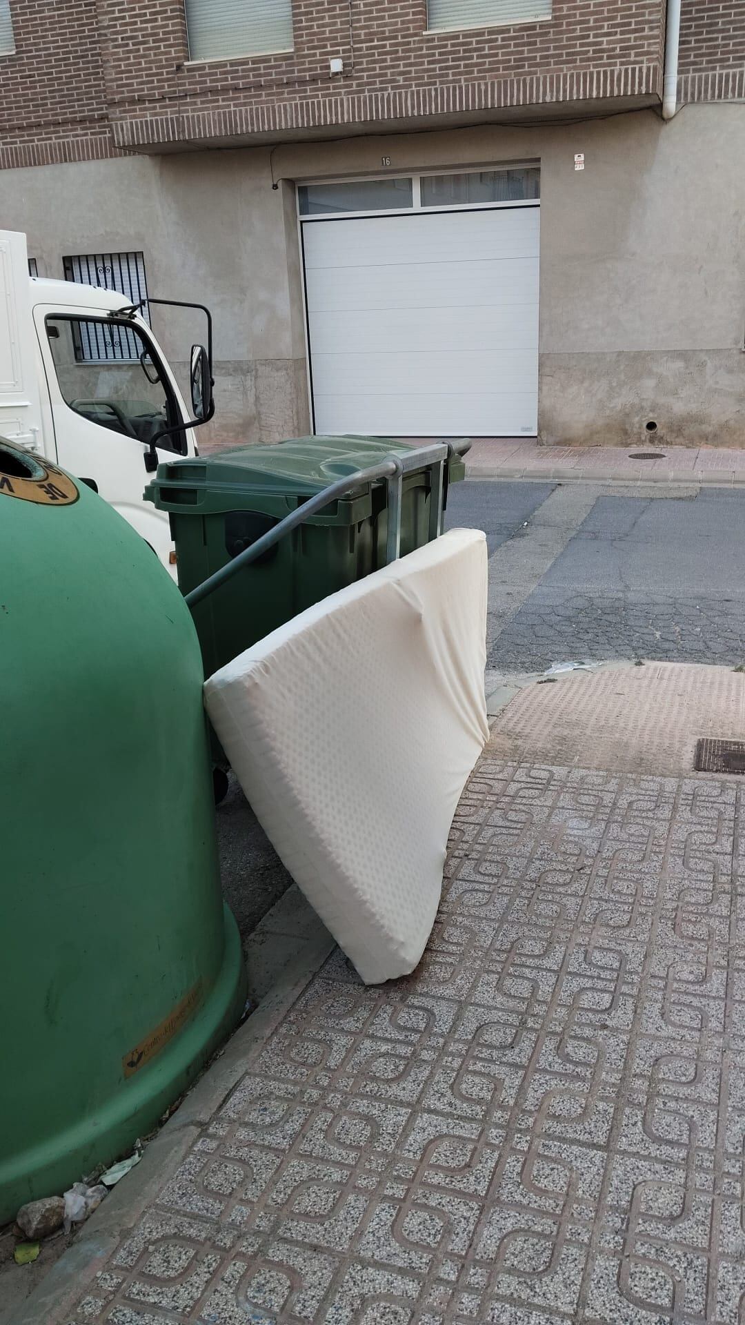 Mal uso de los contenedores en Caudete