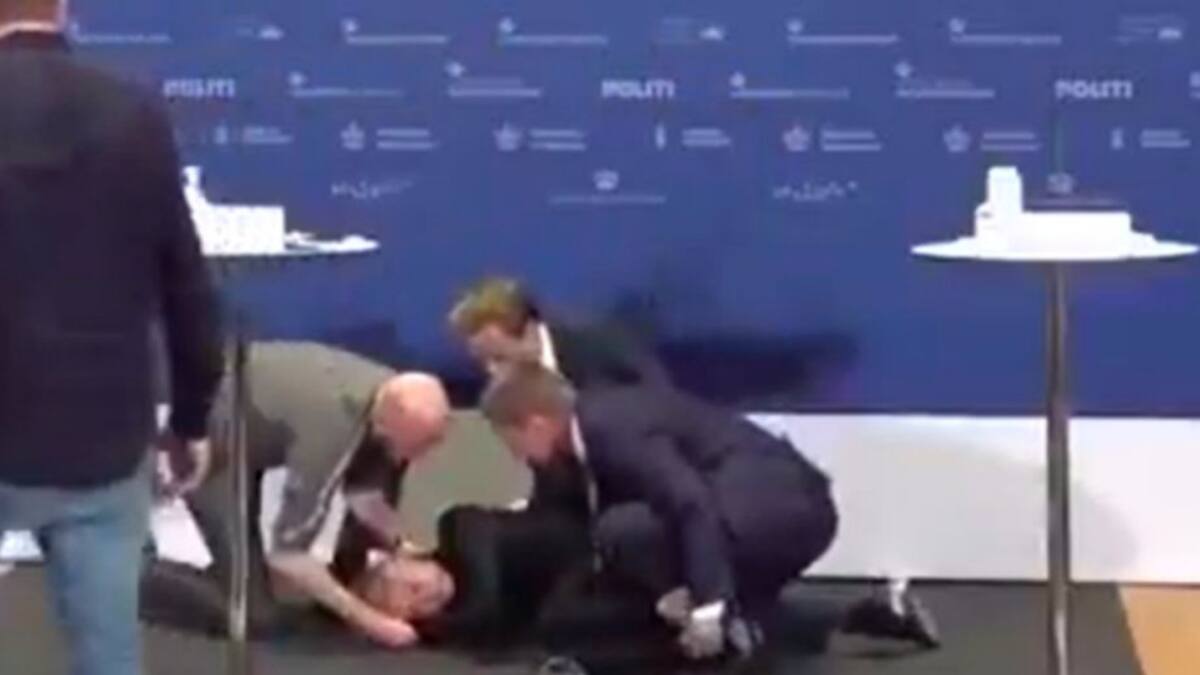 Una funcionaria danesa se desmaya en directo mientras anuncian que suspenden la vacunación con AstraZeneca