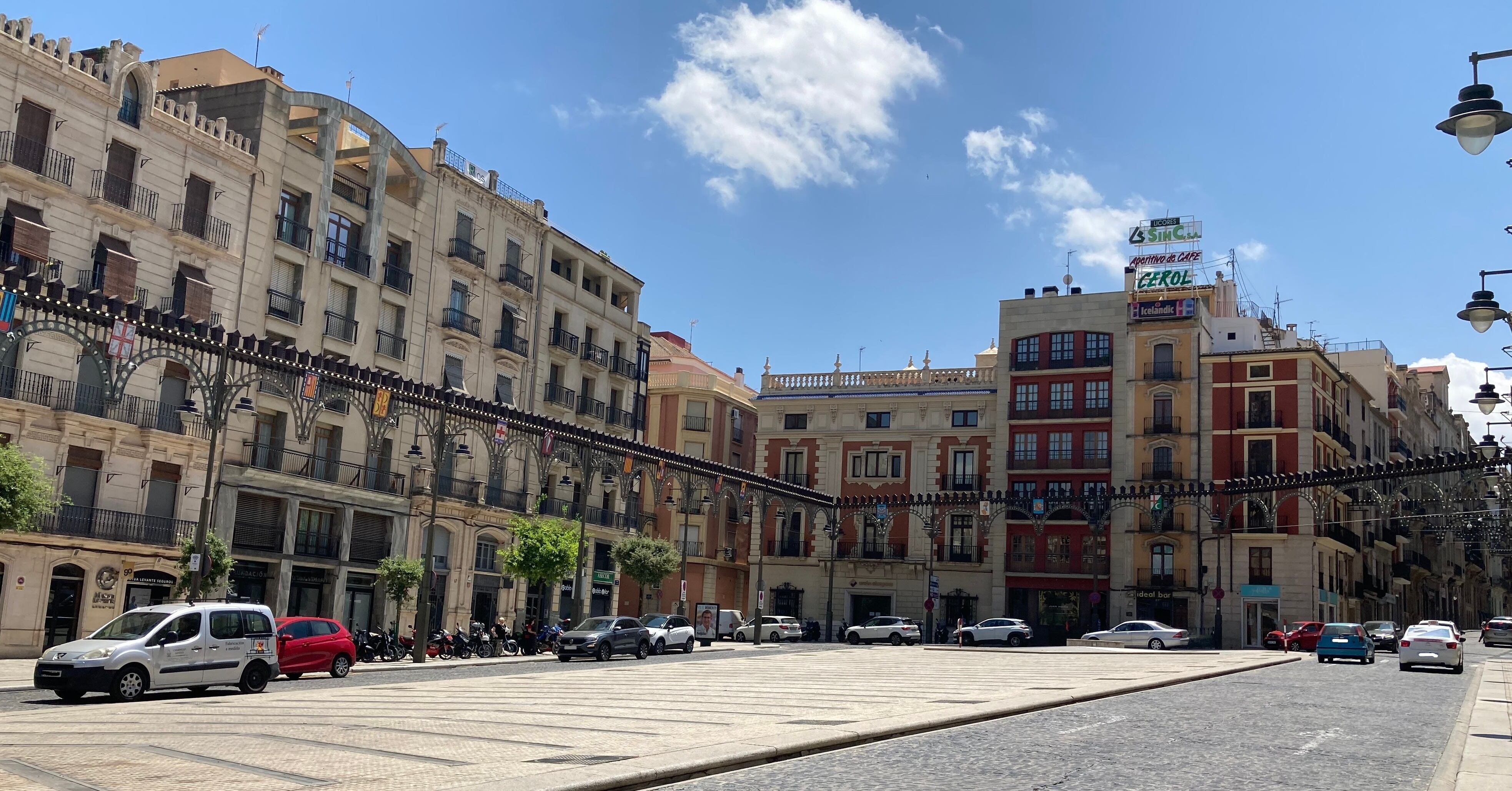 El Ayuntamiento de Alcoy licita el desmontaje de la enramada de Fiestas.