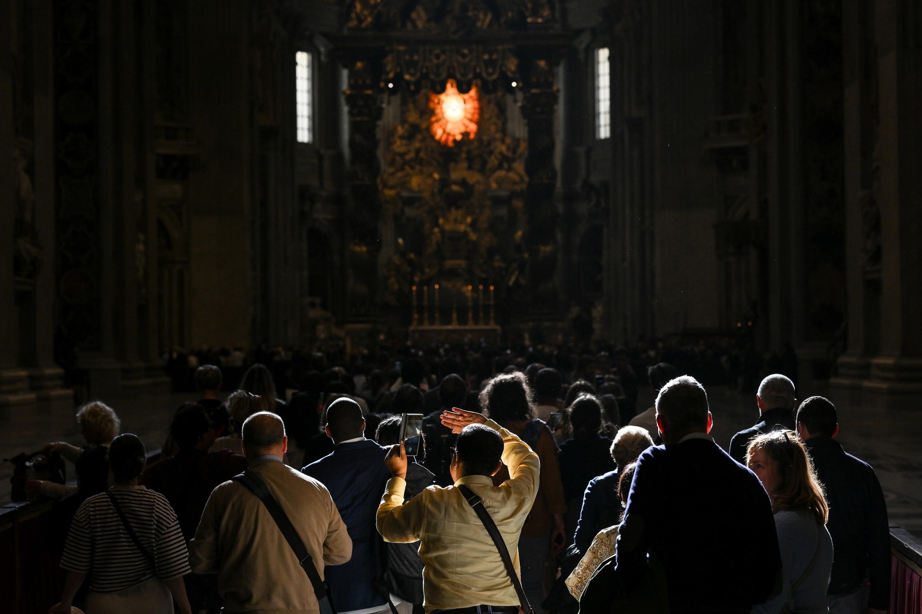 Fila de fieles que despiden al papa Francisco en el Vaticano.