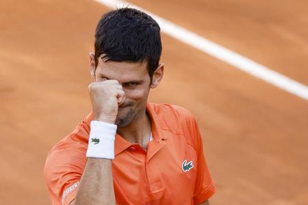 Novak Djokovic celebrando su triunfo frente al griego Stefanos Tsitsipas en el Masters 1.000 de Roma | EFE