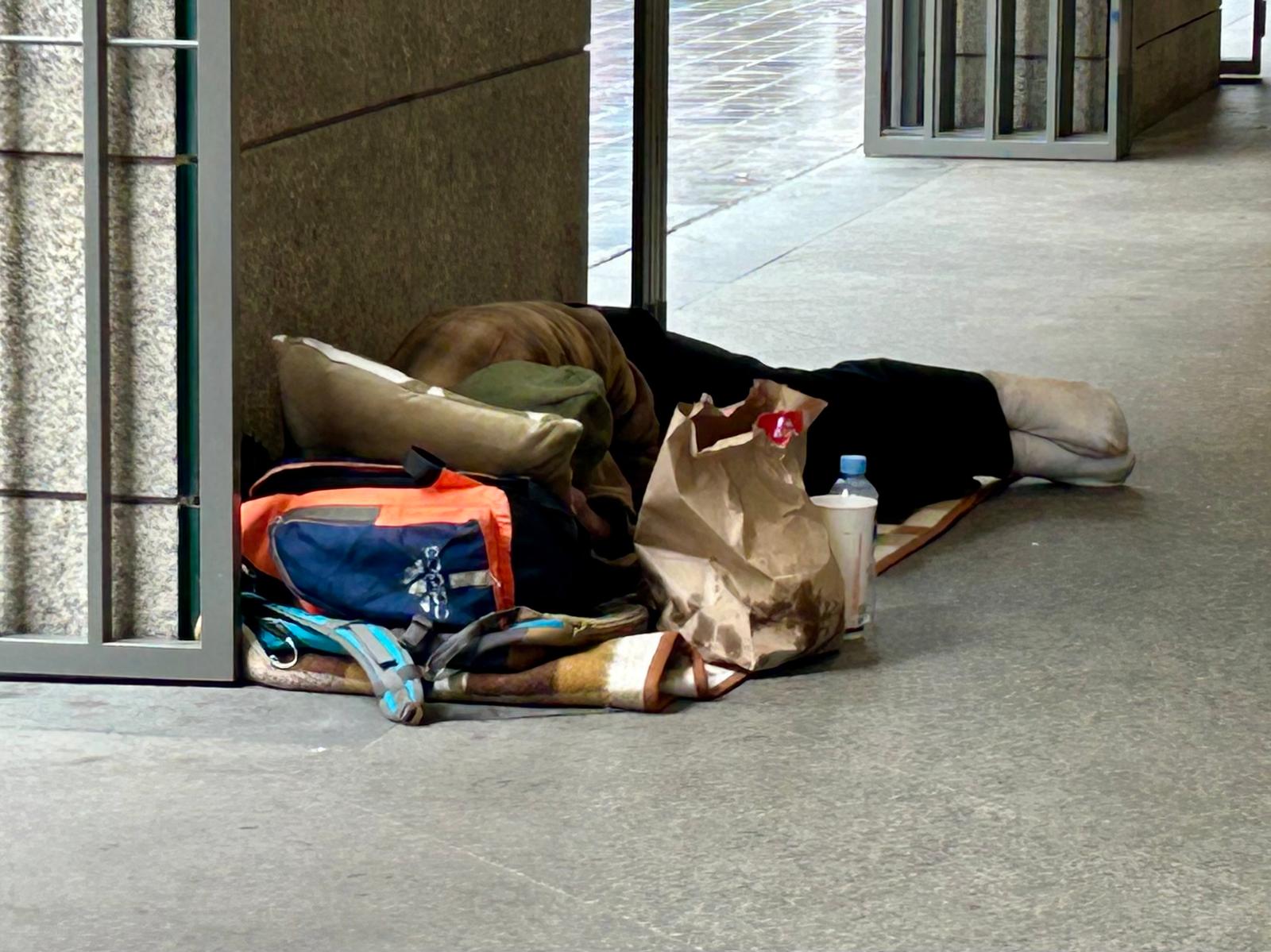 Persona durmiendo en la calle en València
