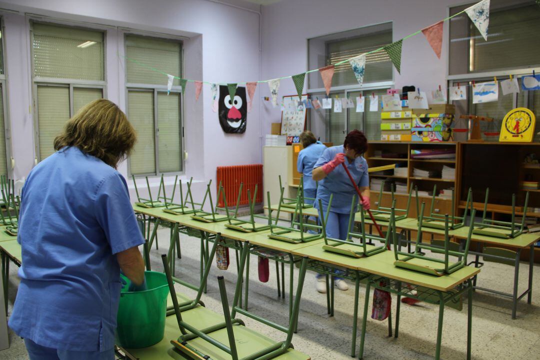 Varias profesionales limpian un aula en un colegio. Imagen de archivo