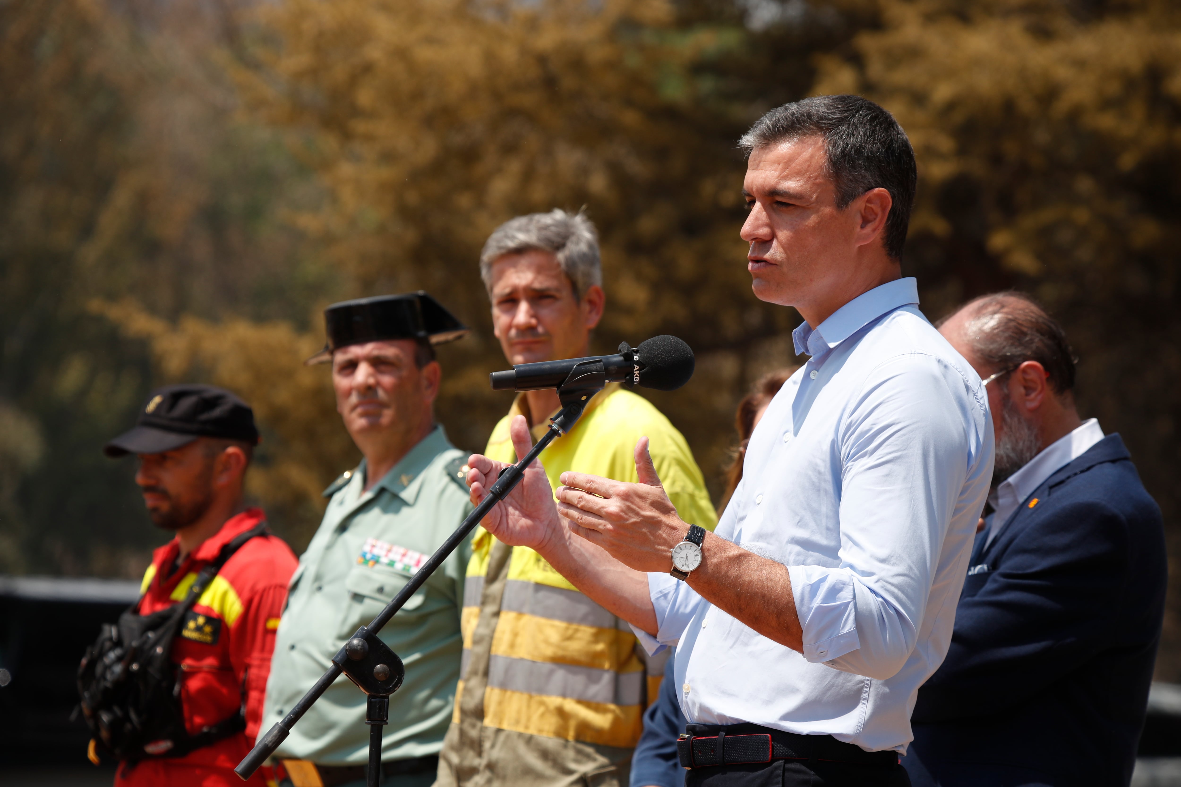 ATECA (ZARAGOZA), 20/07/2022.- El presidente del Gobierno, Pedro Sánchez, realiza declaraciones durante su visita este miércoles, a la zona afectada por el incendio declarado el lunes en Ateca (Zaragoza), en el que ya han ardido 5.600 hectáreas y ha obligado a desalojar a los vecinos de seis localidades. EFE/ Javier Cebollada
