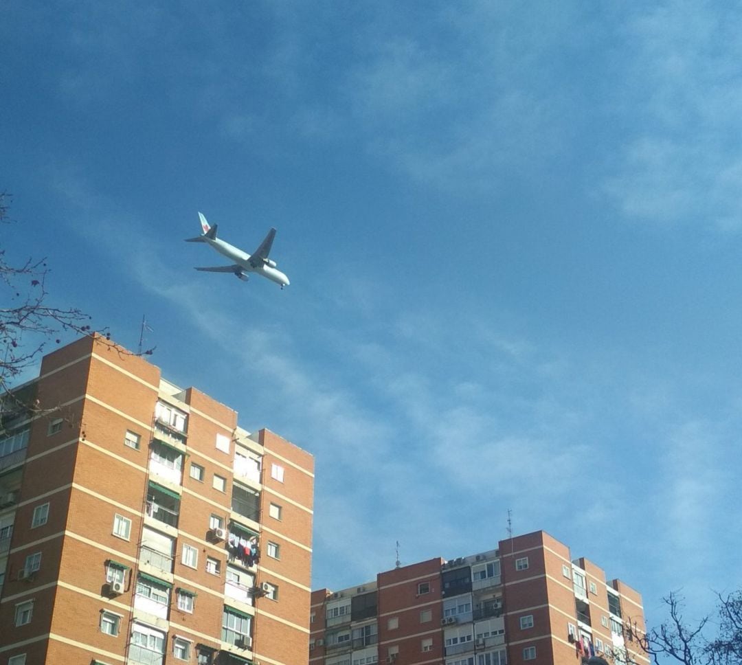 Imagen del avión sobrevolando el centro de Madrid a baja altura por los problemas en un motor.