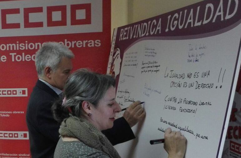 Araceli Martínez (Instituto de la Mujer CLM) y José Luis Gil (CC.OO) durante la presentación de "Reivindica Igualdad"