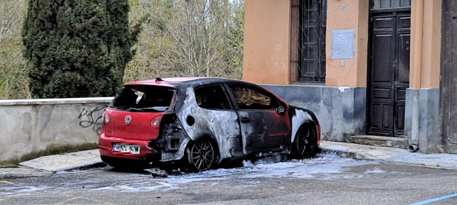 Vehículo incendiado en la calle Bajada al Molino