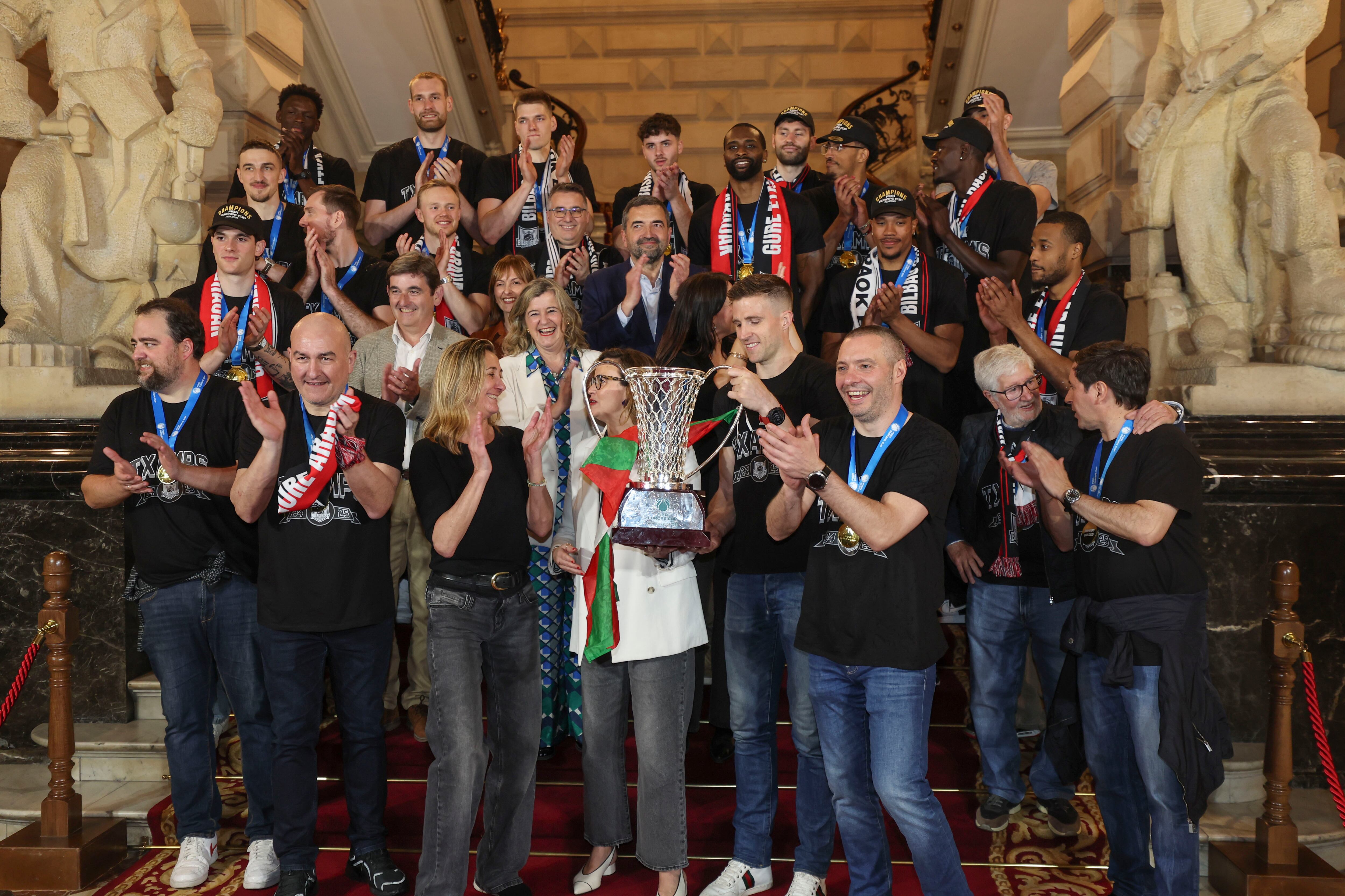 BILBAO, 25/04/2025.- Los jugadores del Surne Bilbao Basket durante su visita a la Diputación Foral de Bizkaia, donde han sido recibidos por la diputada general, Elixabete Etxanobe, con motivo de la Copa Europa FIBA conquistada esta temporada, después de ofrecer el trofeo a sus aficionados desde el Ayuntamiento. EFE/ Luis Tejido