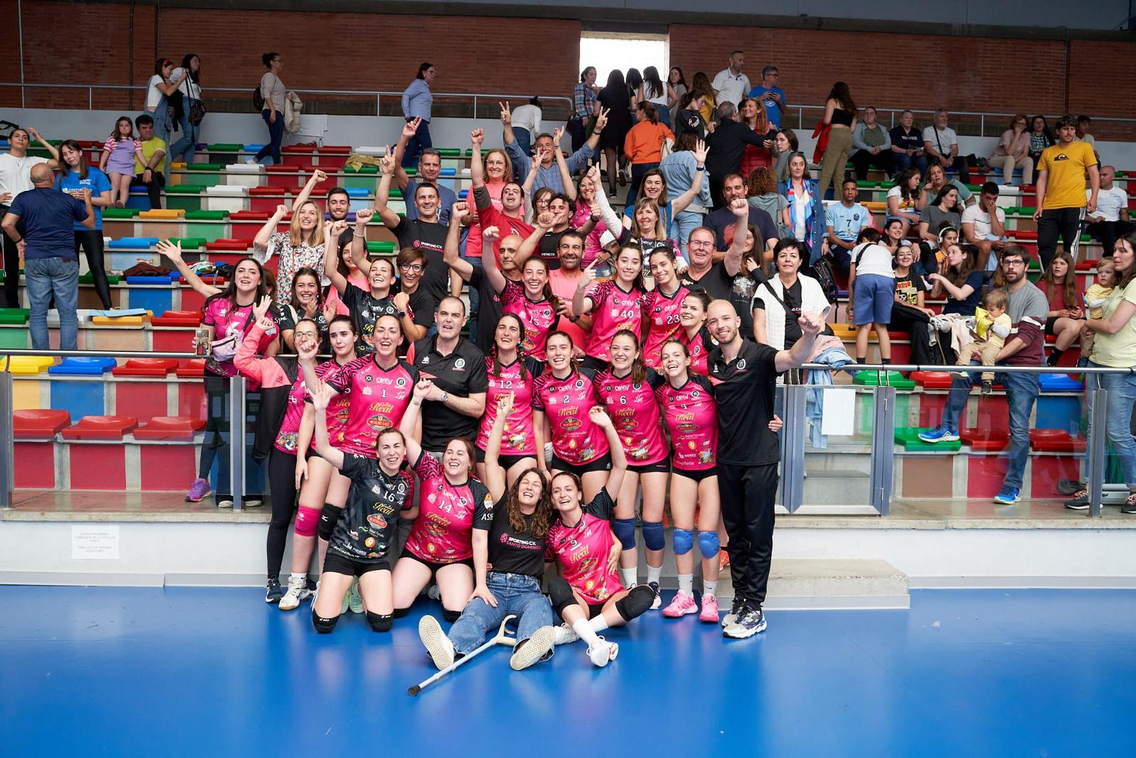 El Cañada Real Sporting Santo Domingo celebra el ascenso.