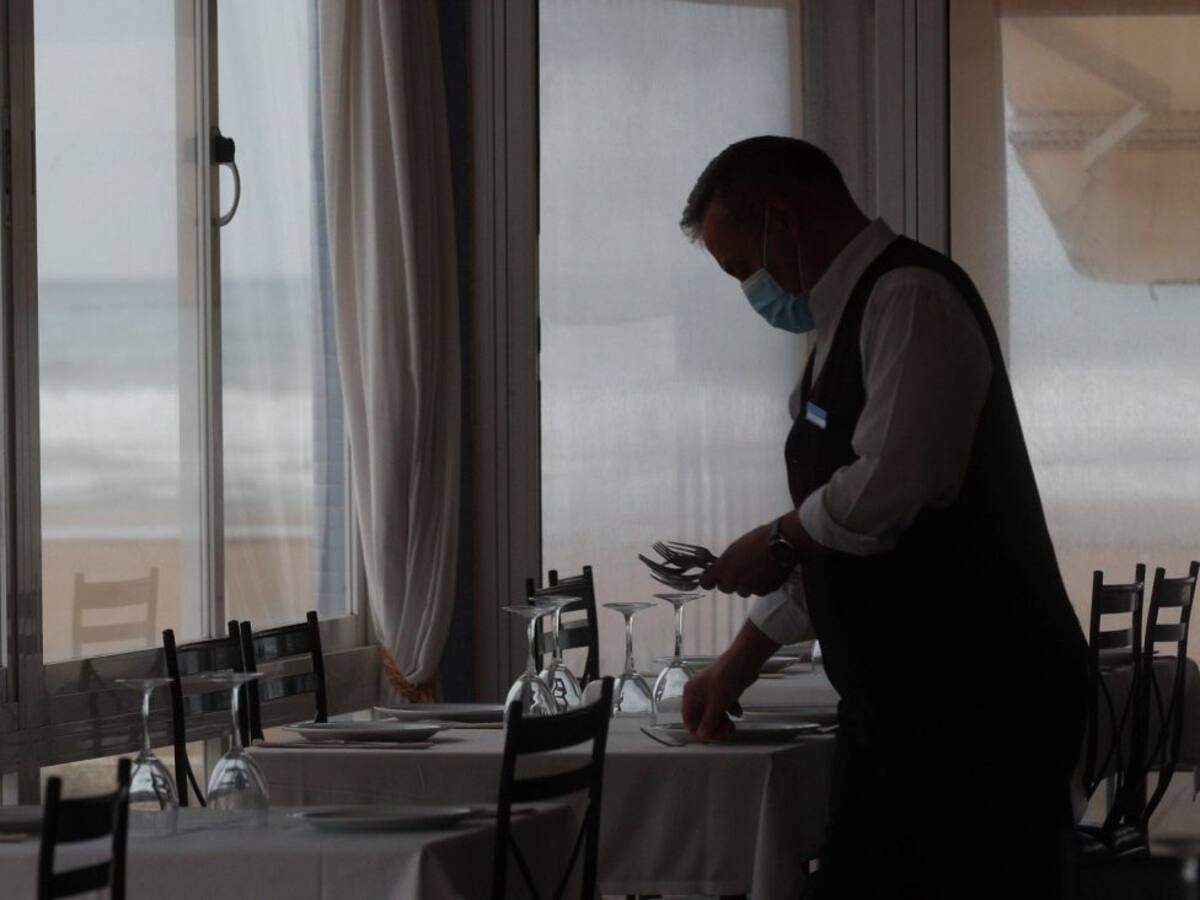 Se interesa por el horario de un puesto de camarero y las redes sentencian con una sola palabra esta injusticia