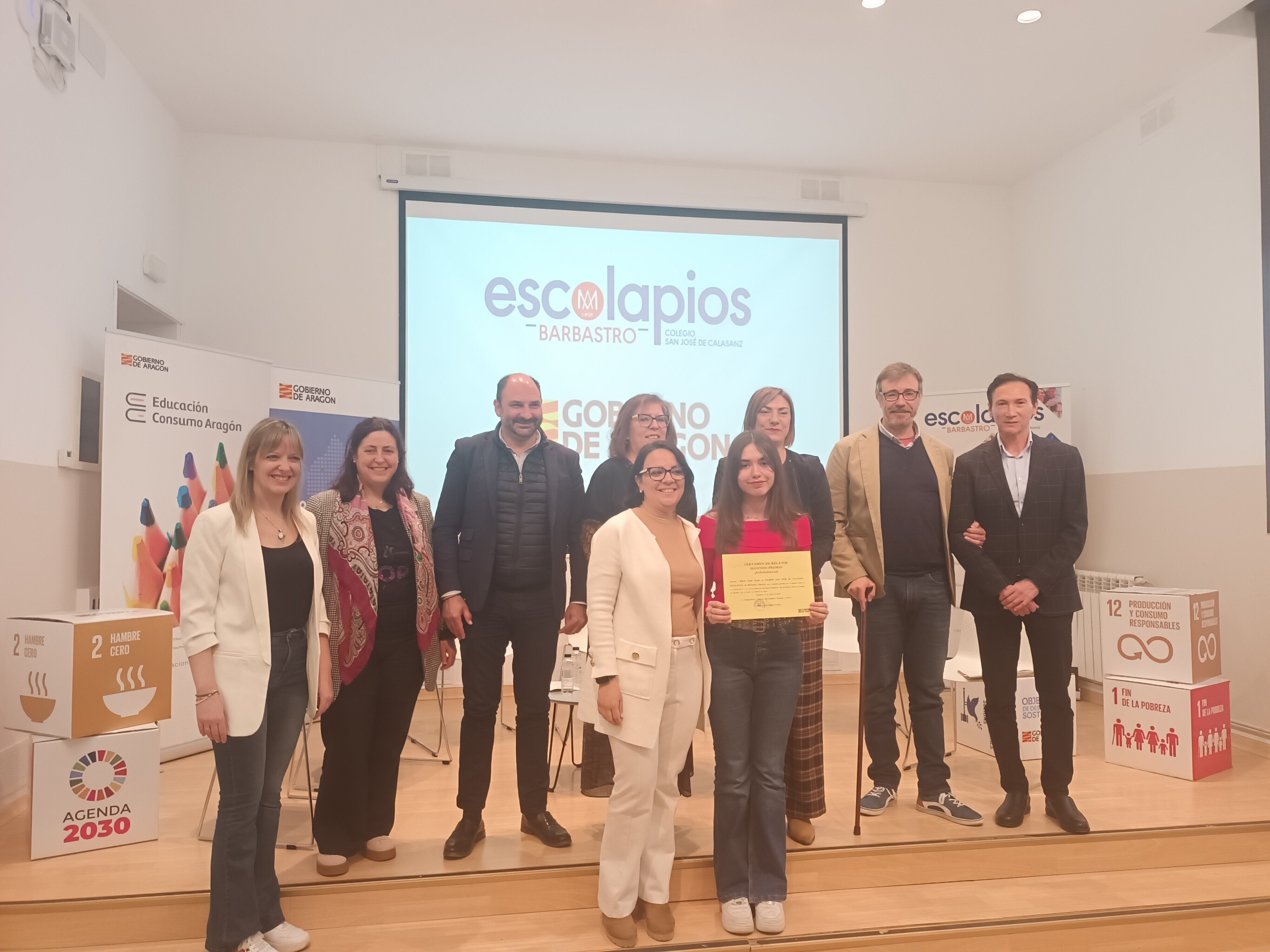 Foto de familia del momento de la entrega del galardón