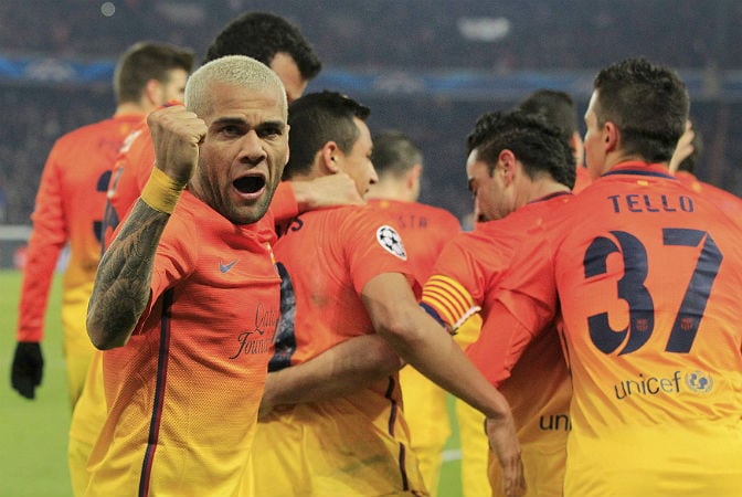 Dani Alves celebra el gol de Xavi ante el PSG