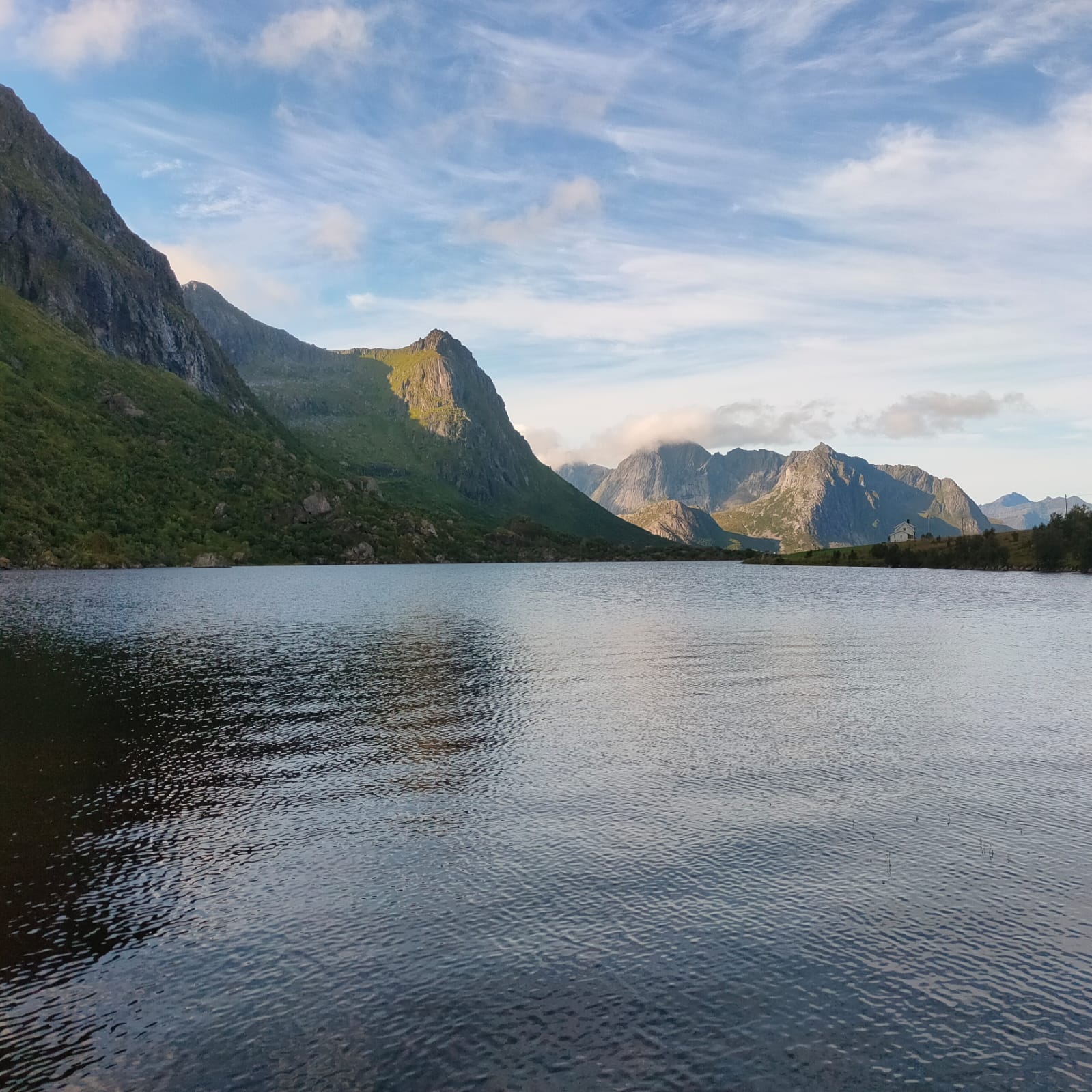 Lago en el círculo polar ártico (Noruega)