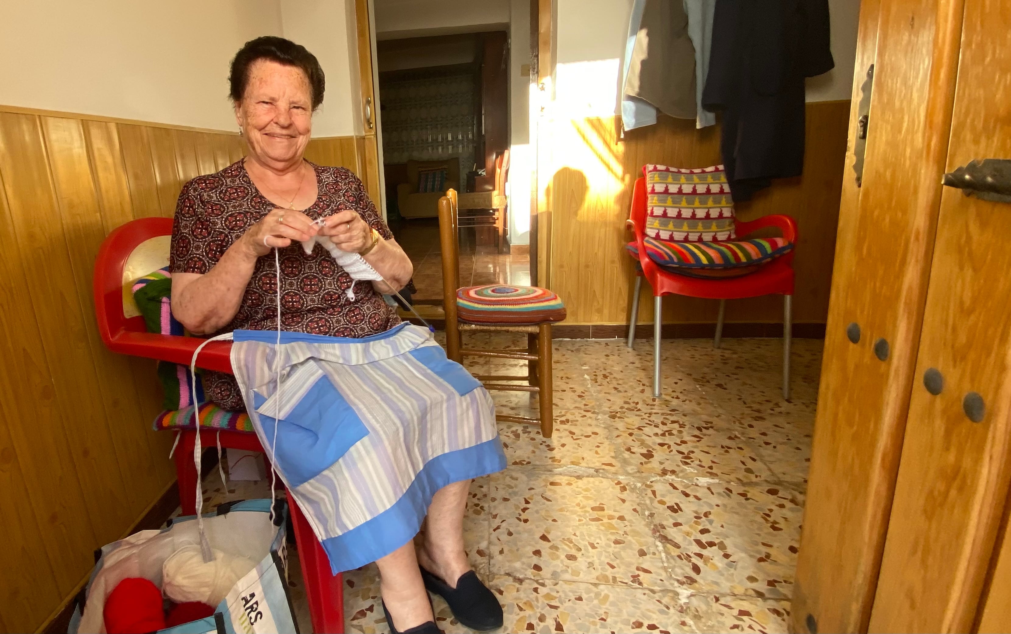 Herminia, vecina de La Cierva, haciendo punto en su casa.