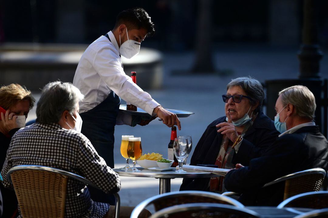 Trabajador en una terraza