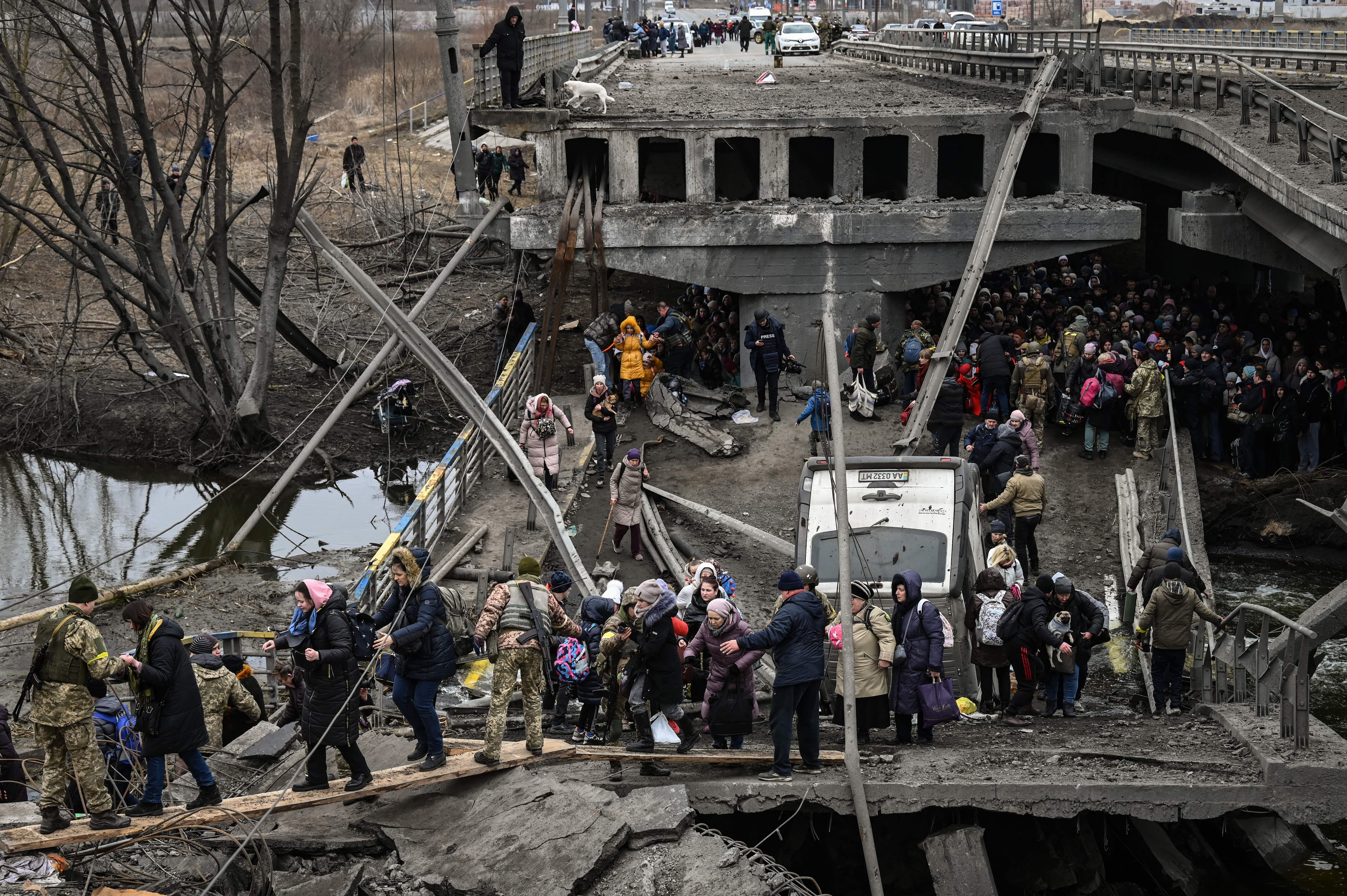 Civiles refugiándose debajo de un puente, en Ucrania