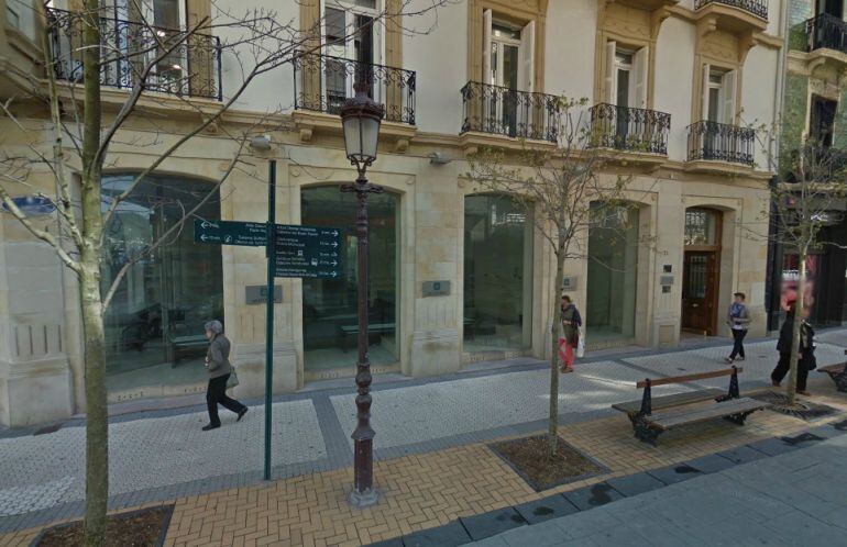 Fachada del número 1 de la calle Loiola, el edificio a cuyo patio interior ha caído un alumno de intercambio.