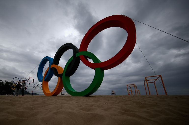 El símbolo de los Juegos Olímpicos en una playa de Brasil.