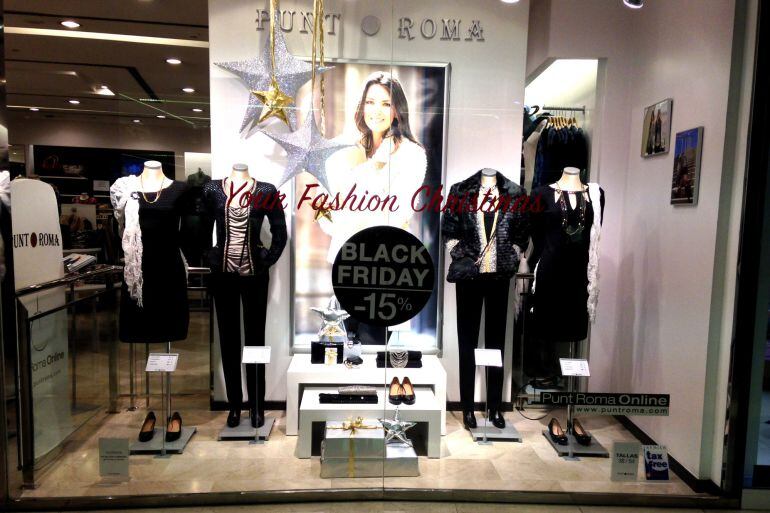 Imatge d'un aparador d'una botiga amb rètols promocionals del Black Friday