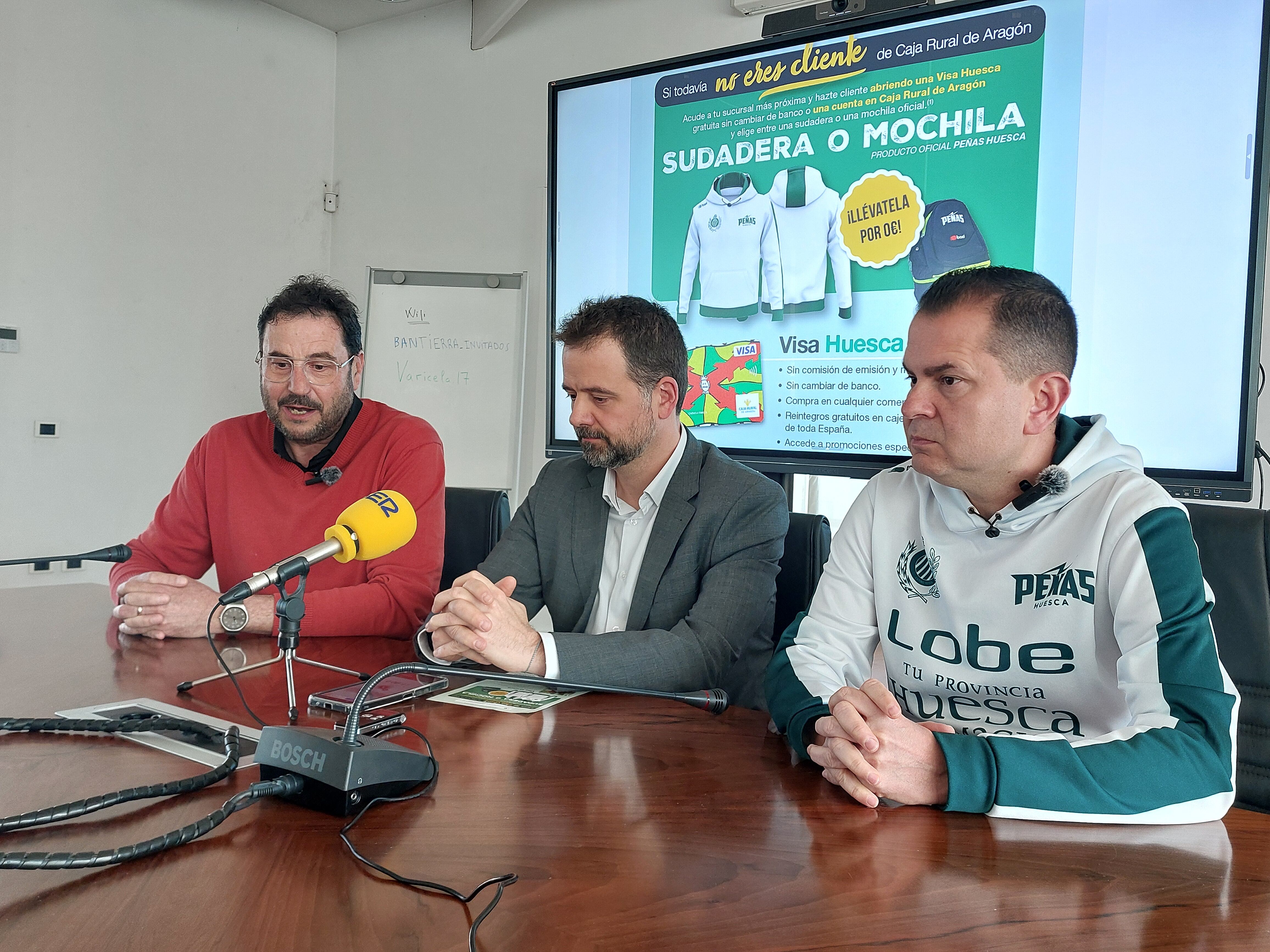 Fernando Lascorz y Jorge Laliena, junto a Rafa Sanz, en la previa del partido del CB Peñas