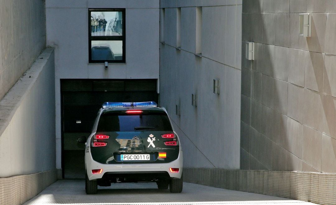 Un vehículo de la Guardia Civil accede este sábado a los juzgados de Paterna