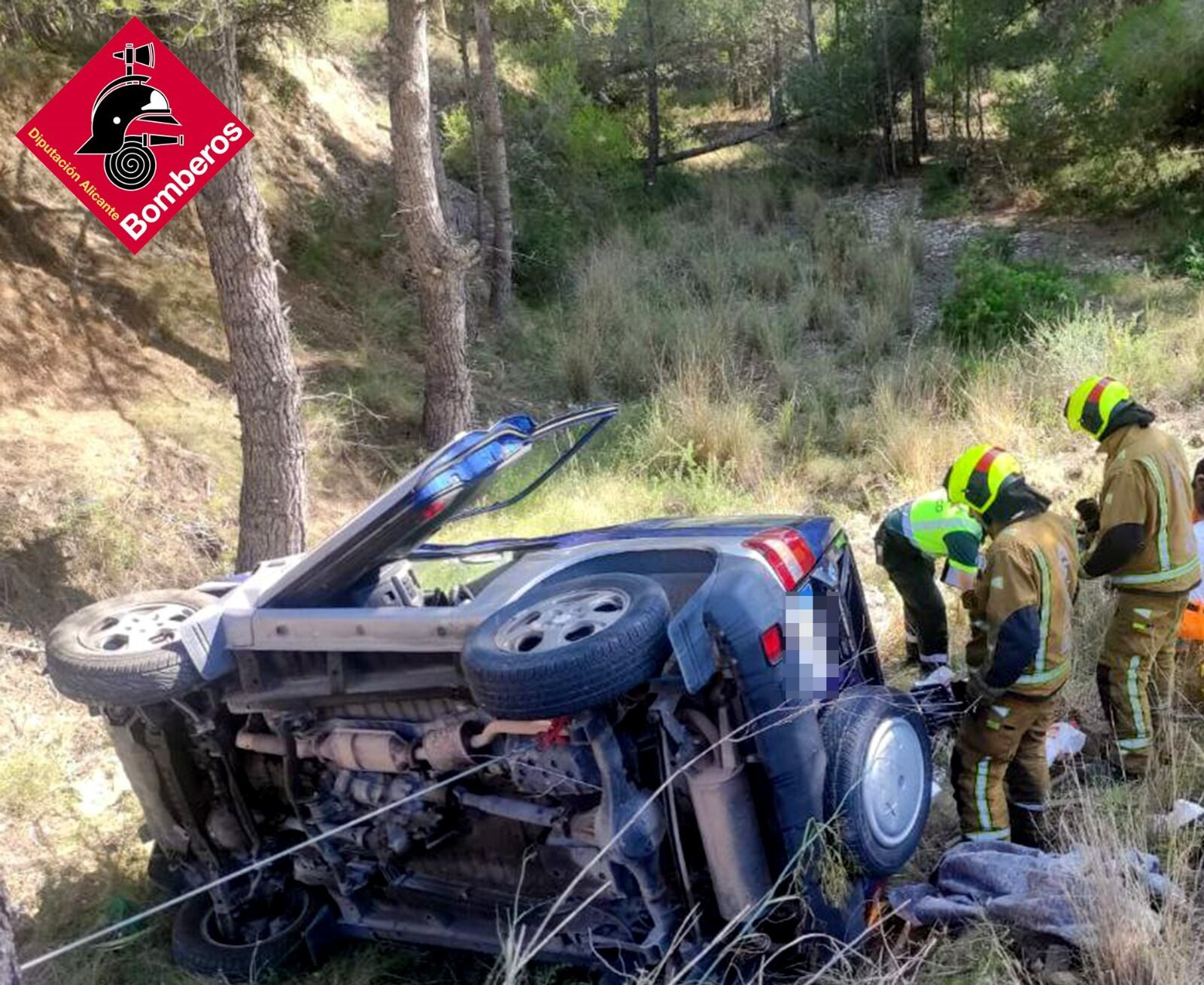 Imagen del vehículo volcado en un terraplén en Altea. Foto: Bomberos del Consorcio Provincial de Alicante