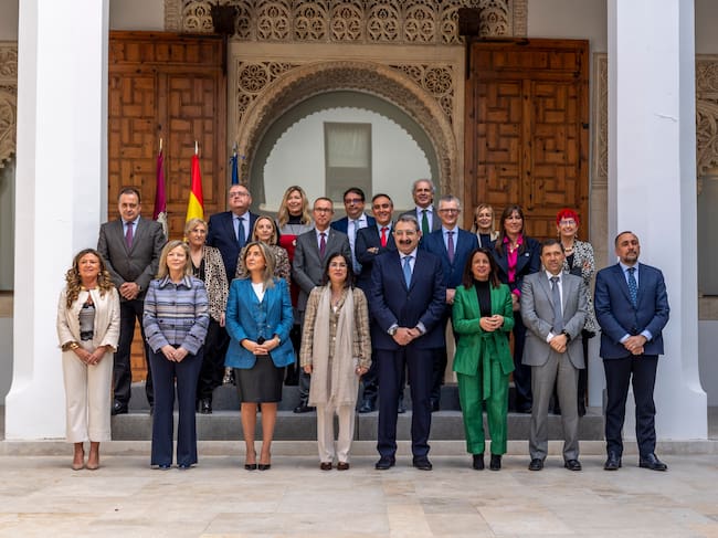La ministra de Sanidad, Carolina Darias (c) posa para la foto de familia junto a los consejeros asistentes al Consejo Interterritorial de Salud que se celebra este miércoles en el Palacio de Fuensalida de Toledo.