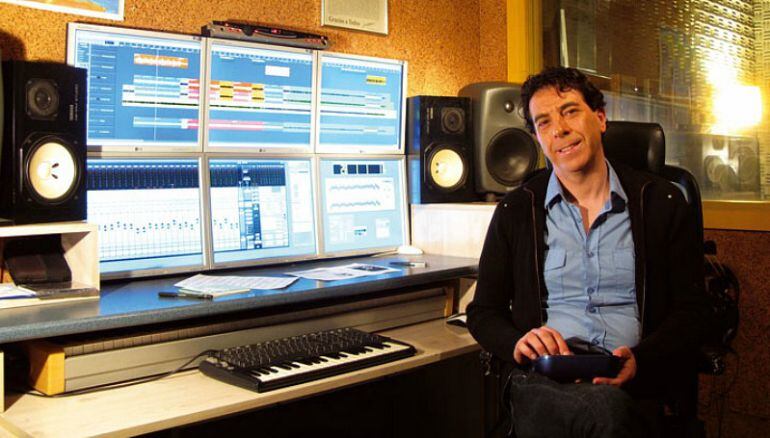 Armando Fernández, en su estudio de grabación