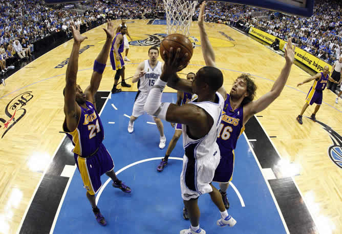 Orlando gana el tercer duelo (108-104) aunque los Lakers tienen el tanteo a su favor