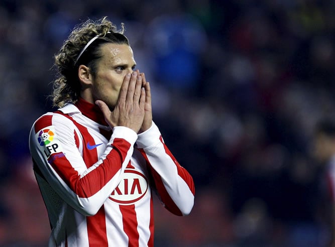 El delantero Uruguayo del Atlético de Madrid Diego Martín Forlán durante el partido