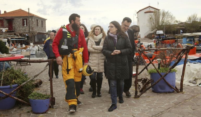 Mónica Oltra, dialoga con el responsable de la ONG Proactiva Open Arms en el puerto del municipio Skala Skamineas, en la isla griega de Lesbos, puerto desde el que salen los equipos de salvamento que rescatan a los refugiados. EFE Manulis Lagoutaris