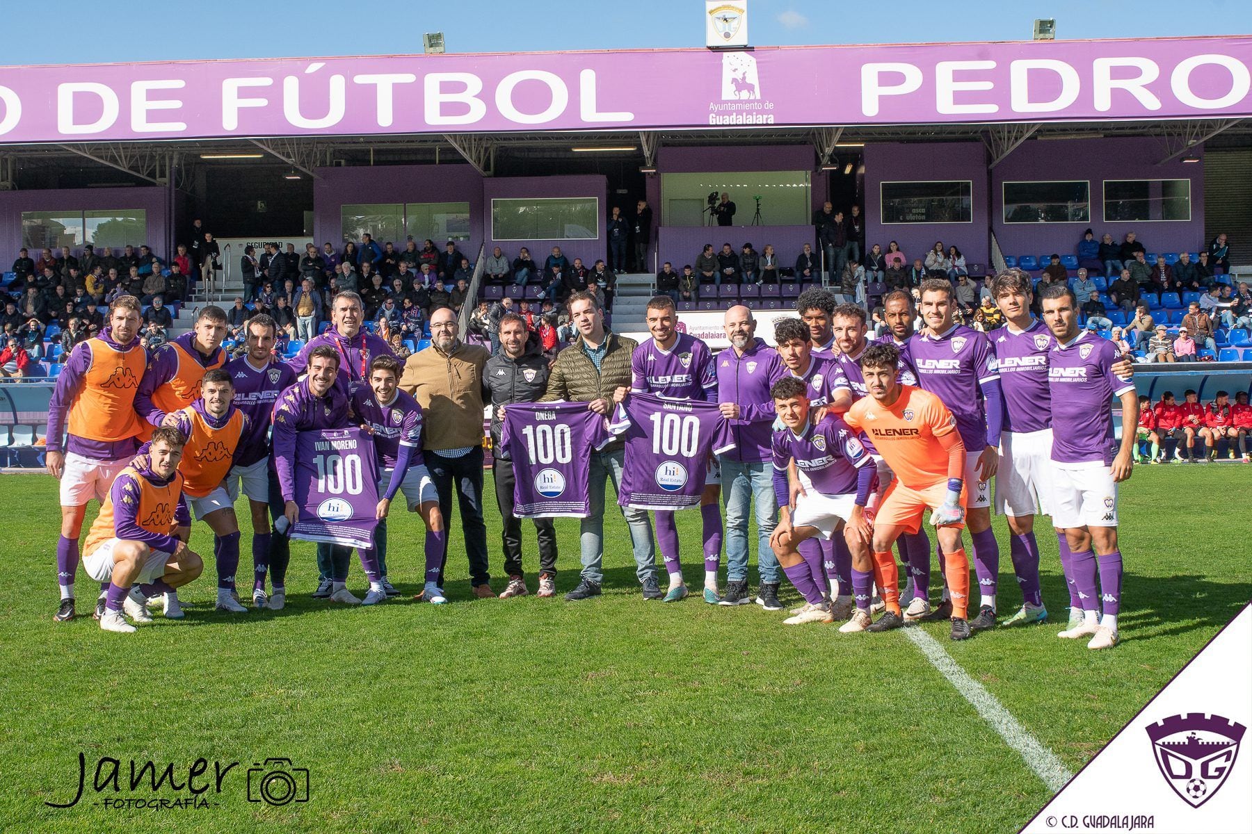 Homenaje a Ónega, Iván Moreno y Fran Santano tras superar los 100 partidos como morados. FOTO: CD Guadalajara