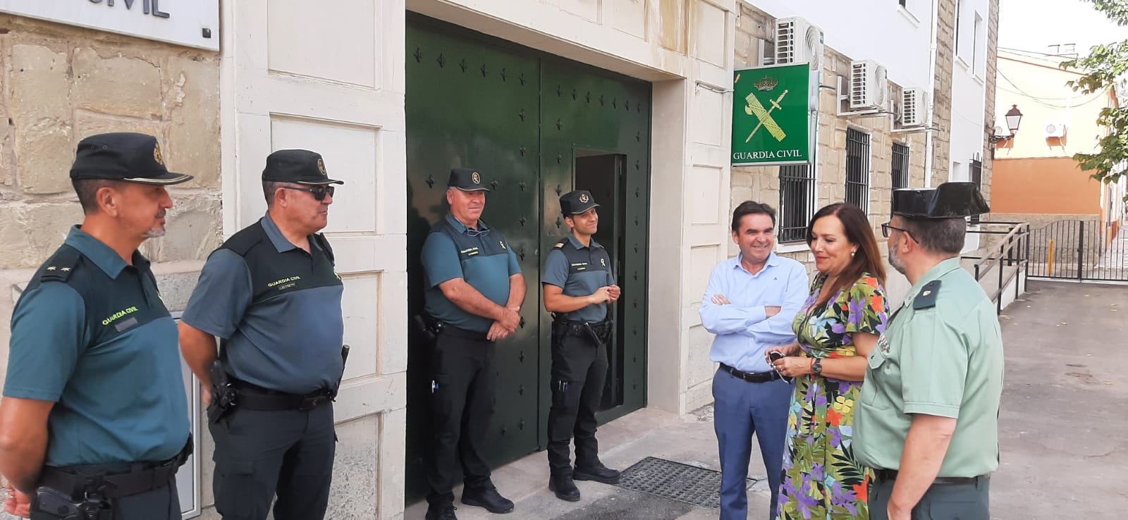 La subdelegada del Gobierno y el alcalde de Porcuna visitaron el cuartel de la Guardia Civil tras la remodelación llevada a cabo en el mismo.