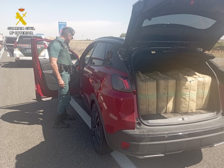 Fardos encontrados por la Guardia Civil en un control en la A4, a la altura de Membrilla