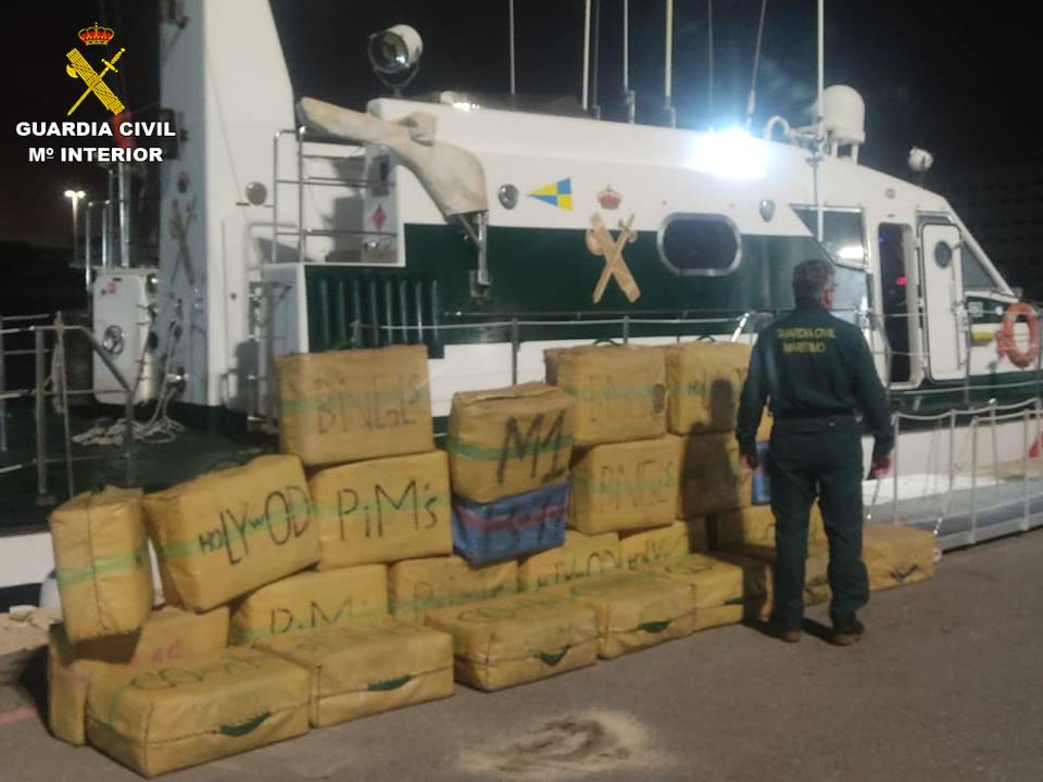 Fardos de hachís localizados por la Guardia Civil en la costa de Pilar de la Horadada