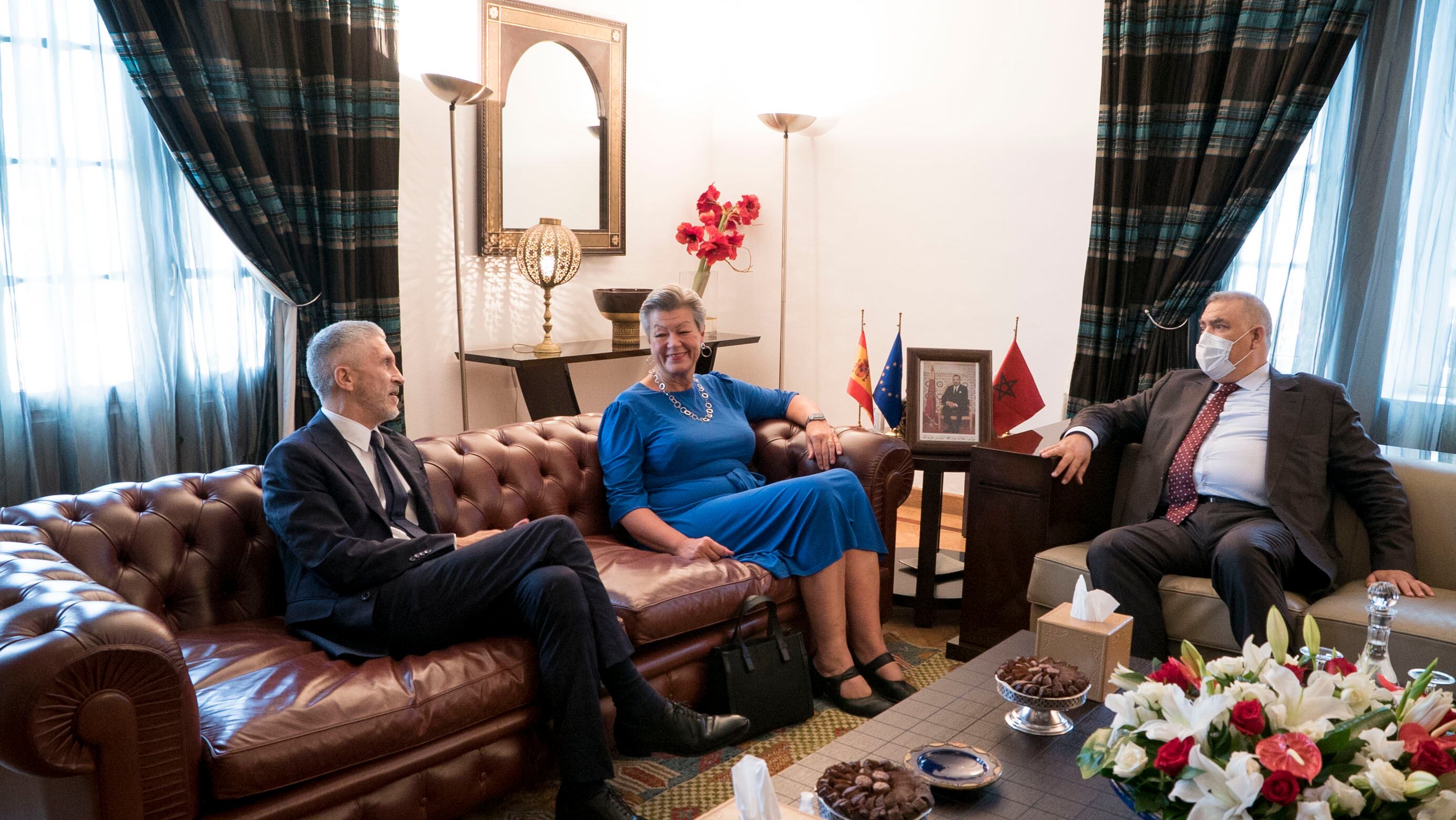 El ministro de Interior español, Fernando Grande Marlaska (i) junto con la comisaria de Asuntos de Interior de la Unión Europea, Ylva Johansson (d) y el ministro de Interior marroquí, Abdeluafi Laftit (d) durante un encuentro en Rabat