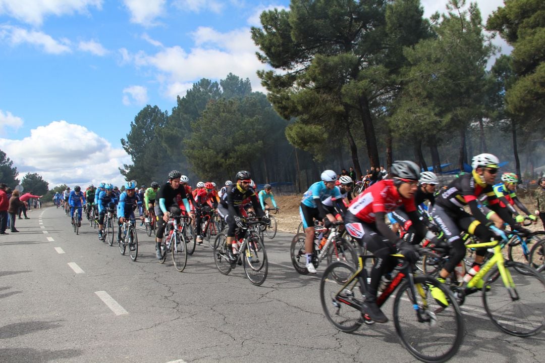 Los ciclistas participan en la edición de 2019 de la clásica de la chuleta por las carreteras de la comarca