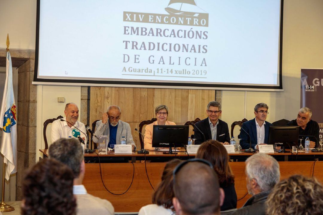 Pablo Carrera, Manuel García Sendón, Rosa Quintana, Santos Héctor Rodríguez, Antonio Lomba y Joaquín Cadilla en la presentación del XIV Encontro de Embarcacións Tradicionais en Santiago.