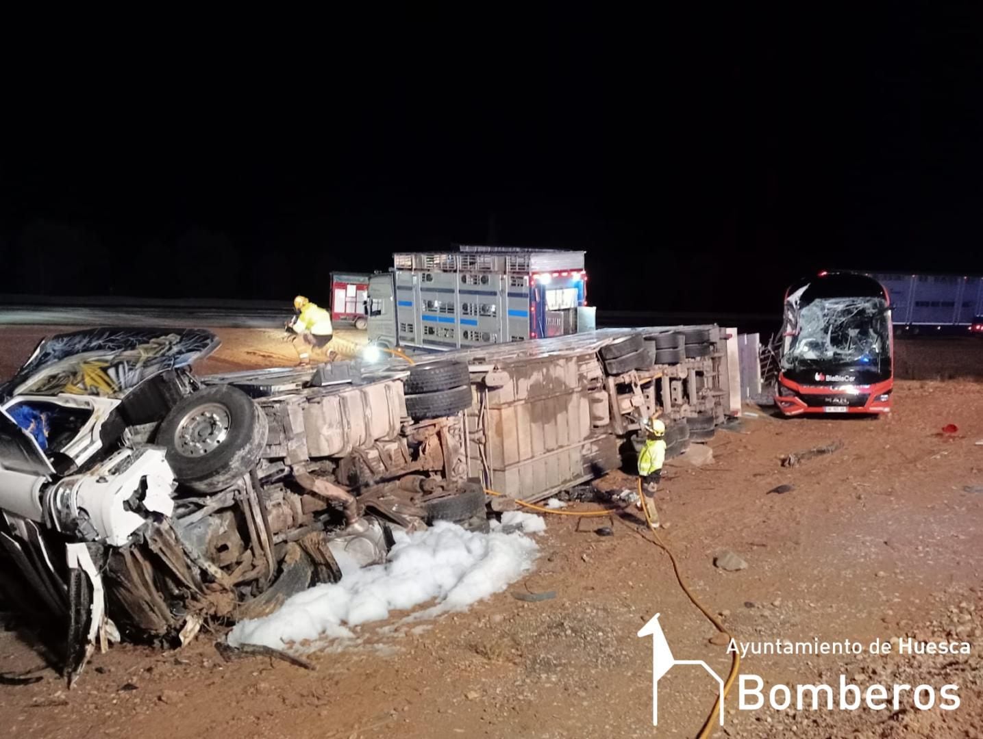 Estado en el que han quedado el camión y el autobús siniestrados en la rotonda de Quicena